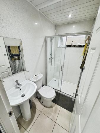 Room Reeves Avenue in Newcastle-under-Lyme
