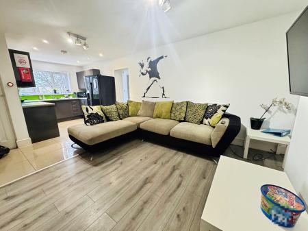 Room Reeves Avenue in Newcastle-under-Lyme