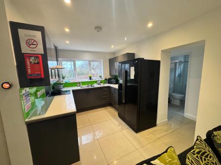 Room Reeves Avenue in Newcastle-under-Lyme