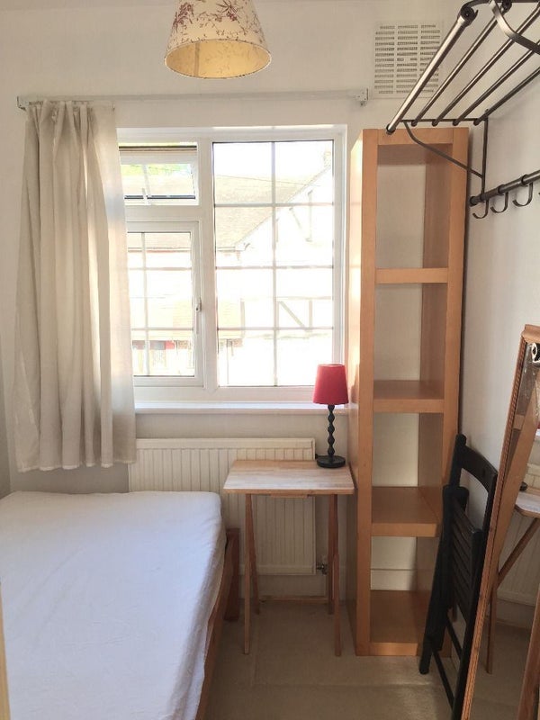 Room Markmanor Avenue in Greater London