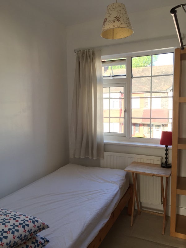 Room Markmanor Avenue in Greater London