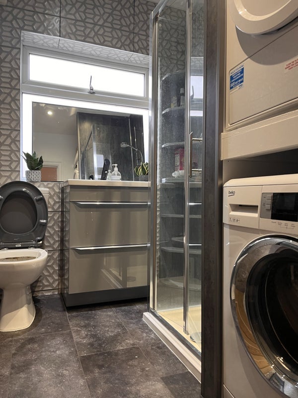 Room Markmanor Avenue in Greater London