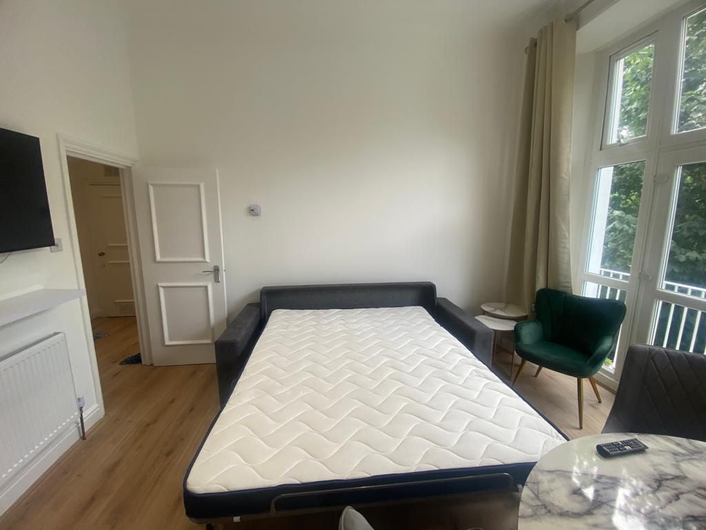 Flat Holland Road in Greater London