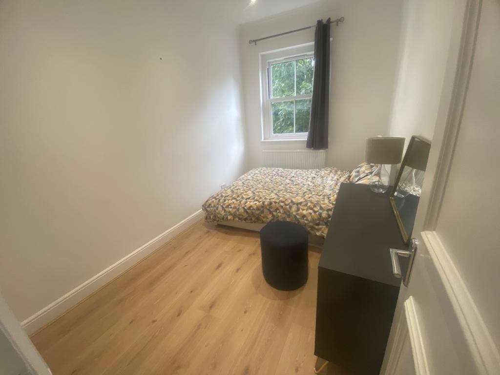Flat Holland Road in Greater London