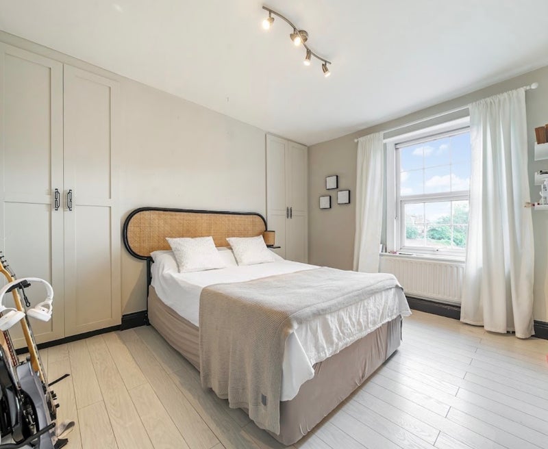 Room Lower Road in Greater London