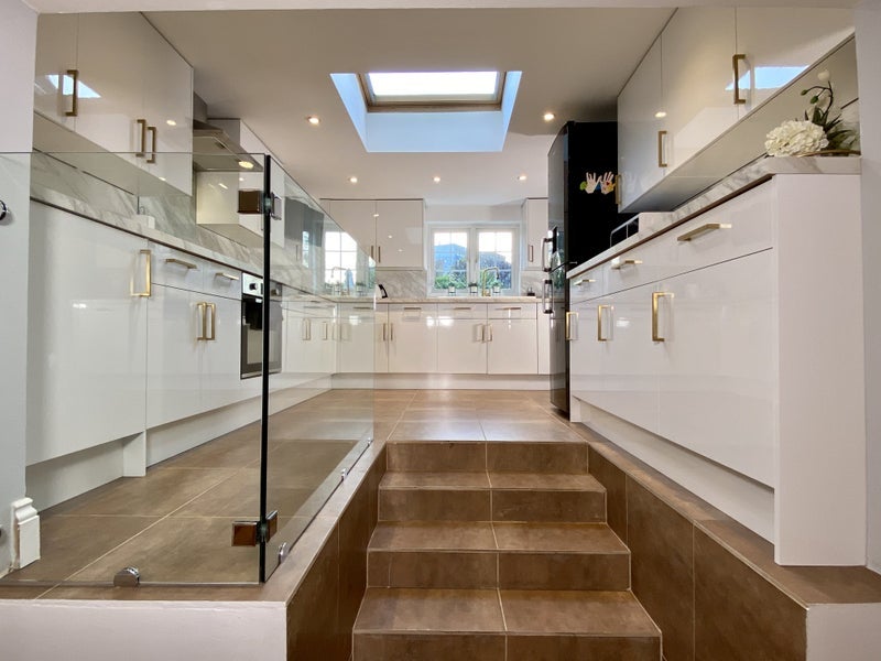 Room Lower Road in Greater London
