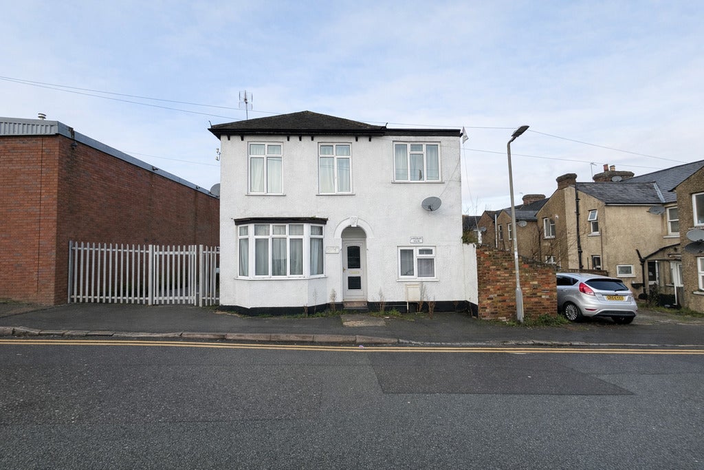 Flat West End Street in High Wycombe