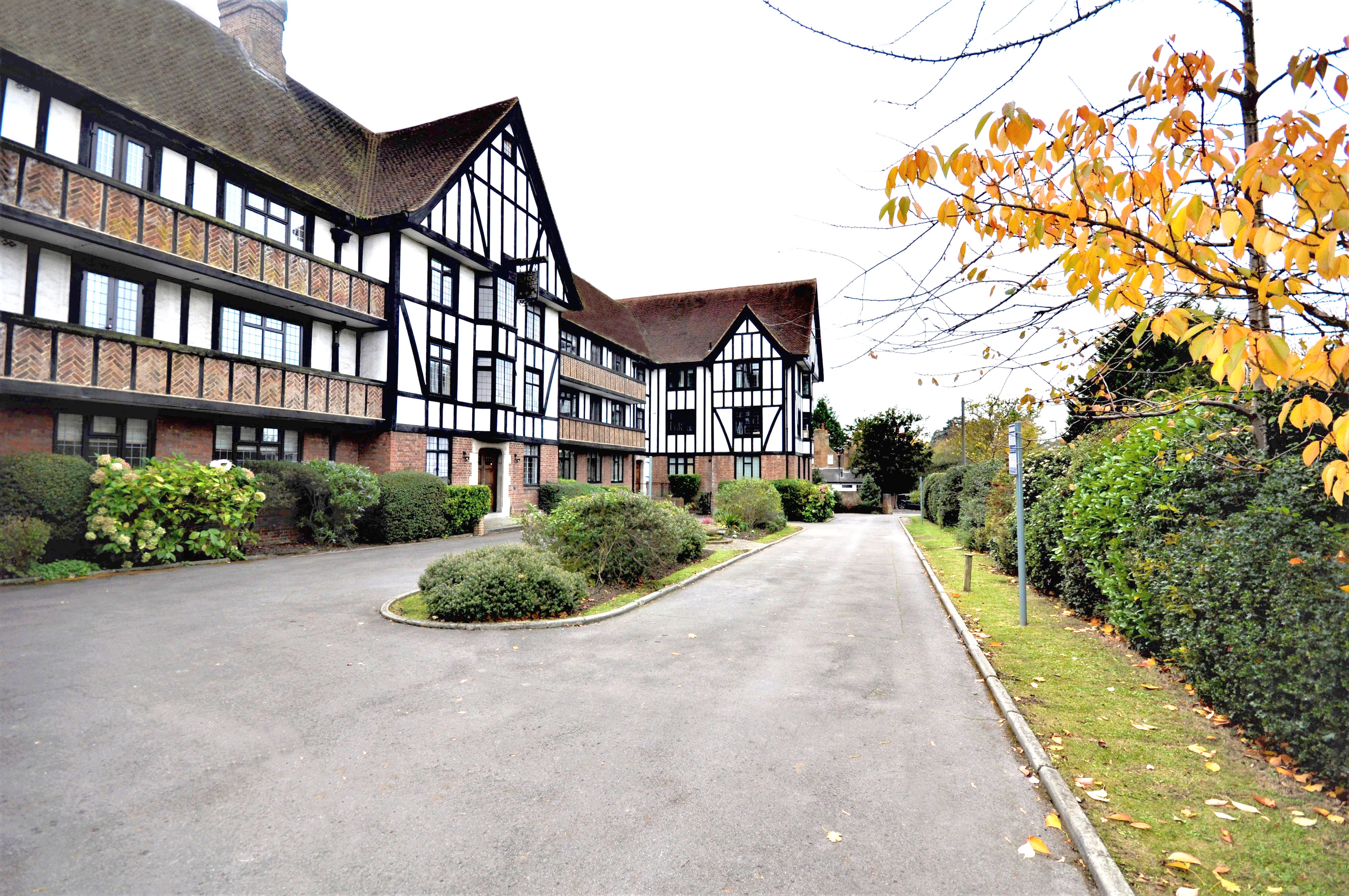 Flat Lammas Lane in Elmbridge