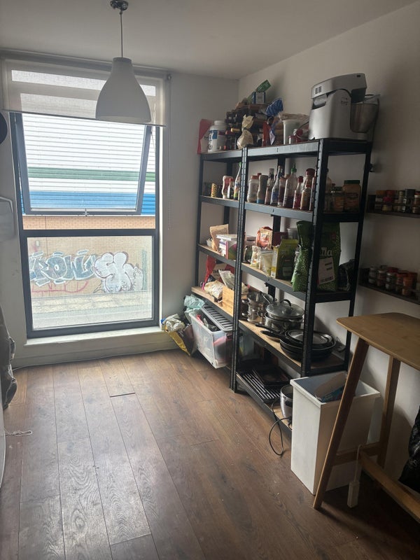 Room Mowlem Street in Greater London
