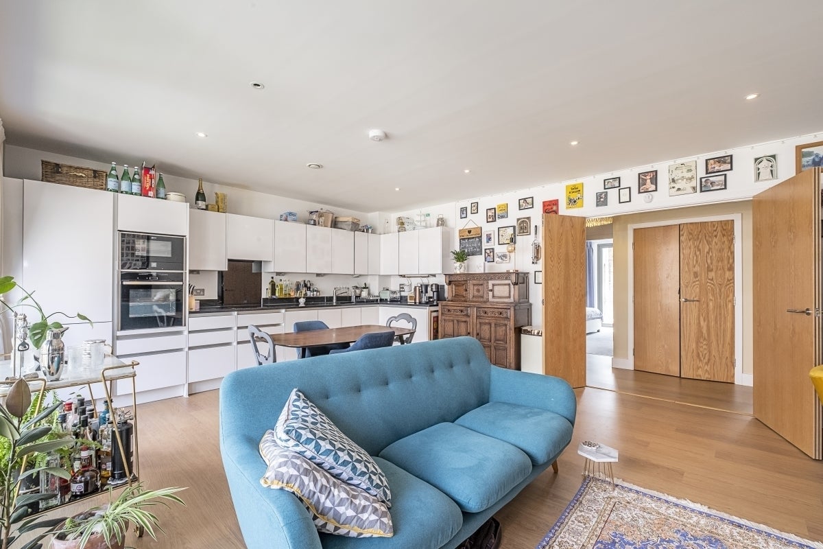 Flat Kilburn Park Road in City of Westminster