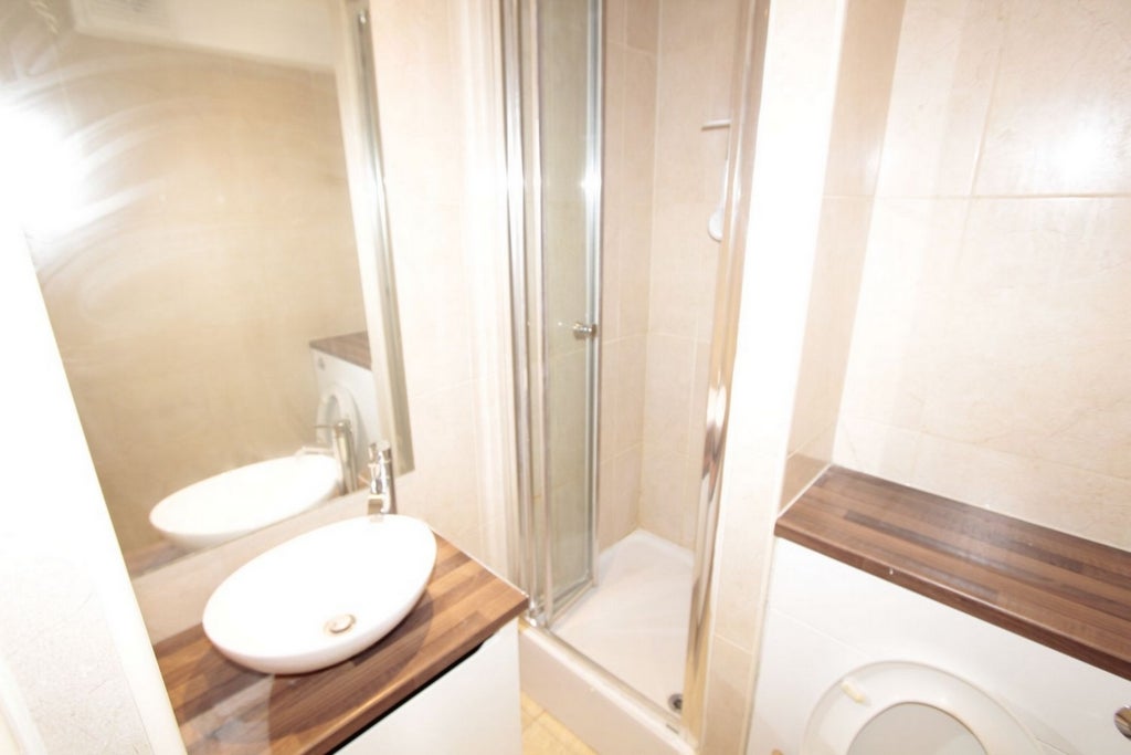 Room Globe Road in Greater London