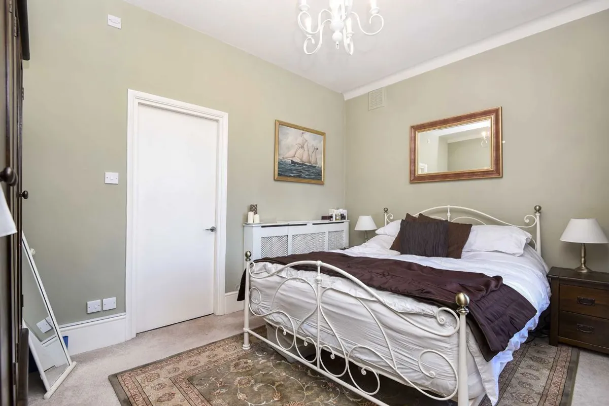 Flat Hopton Road in Greater London