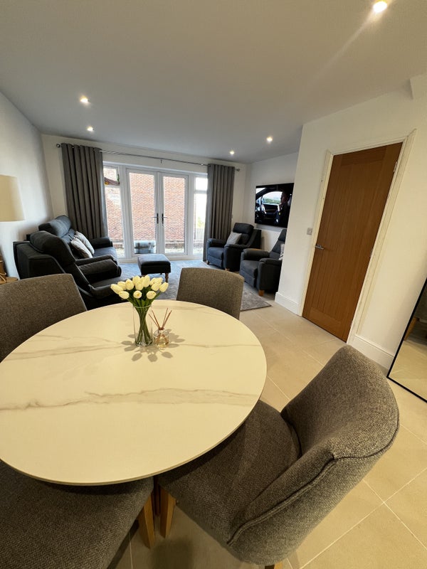 Room Hollin Lane in Wakefield