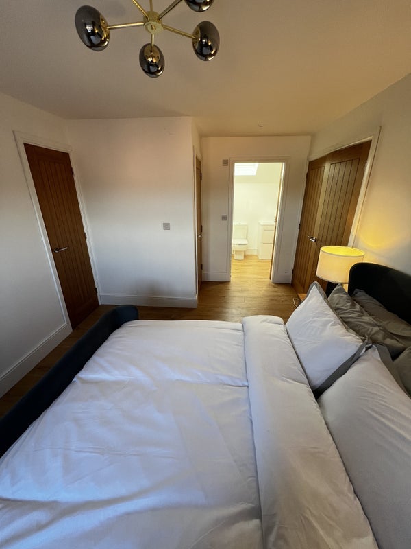 Room Hollin Lane in Wakefield