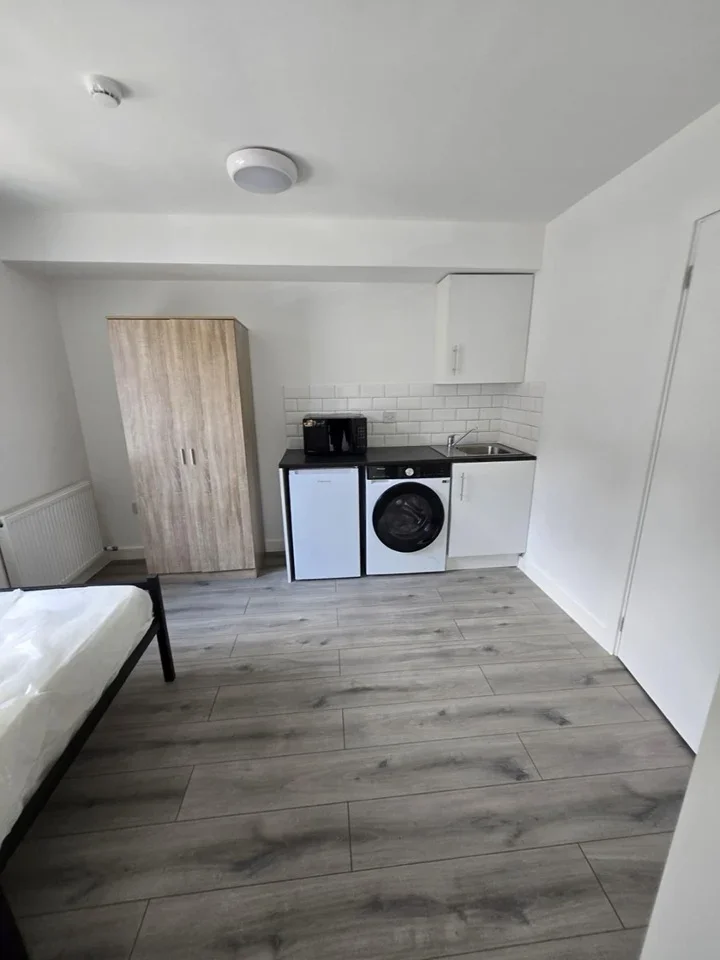 Room Besley Street in Greater London