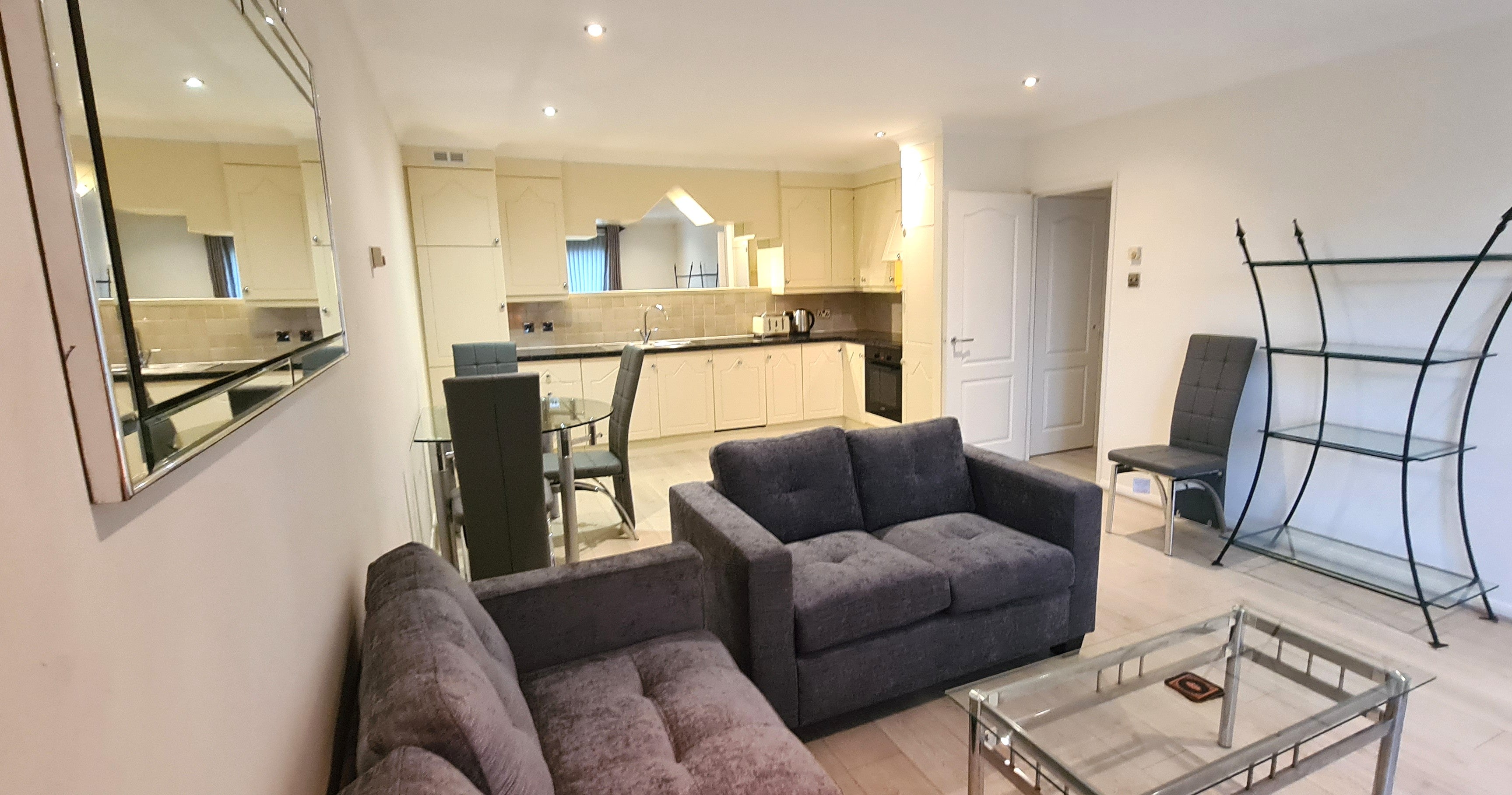 Flat Malmesbury Road in Greater London