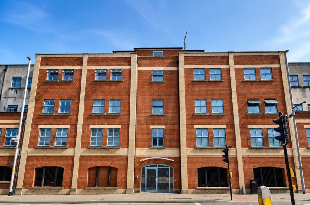 Flat Hotwell Road in Bristol