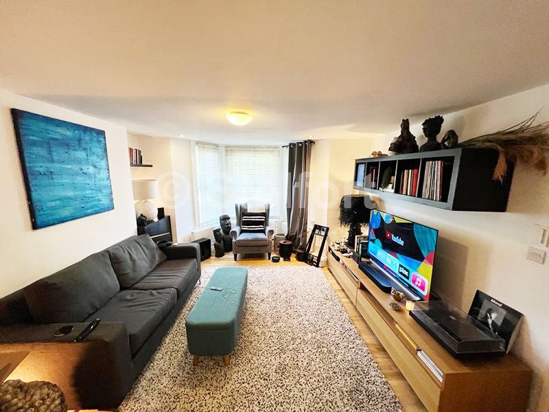 Flat Mayes Road in Greater London
