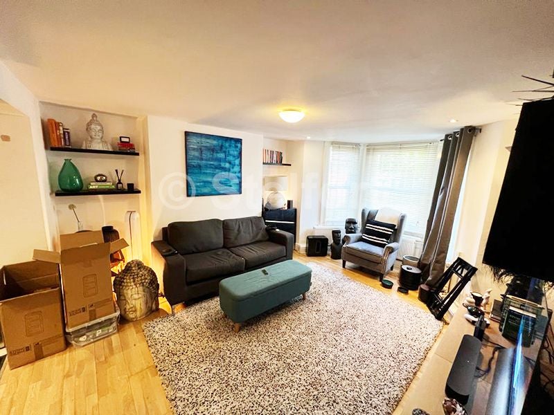 Flat Mayes Road in Greater London