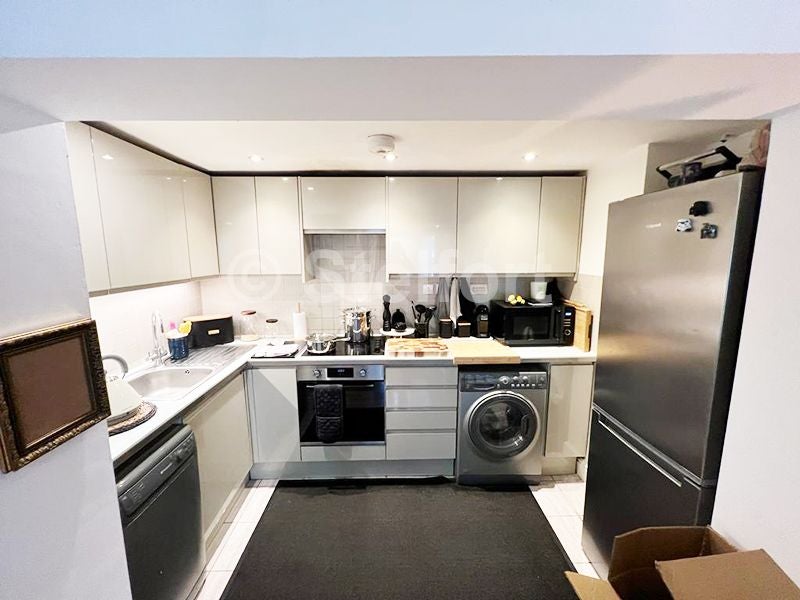 Flat Mayes Road in Greater London