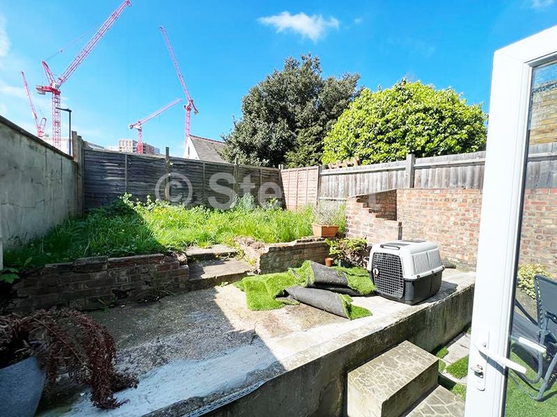 Flat Mayes Road in Greater London
