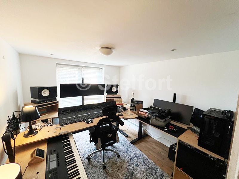 Flat Mayes Road in Greater London
