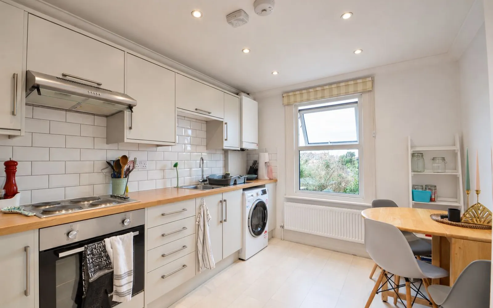 Flat Elmgrove Road in Elmbridge
