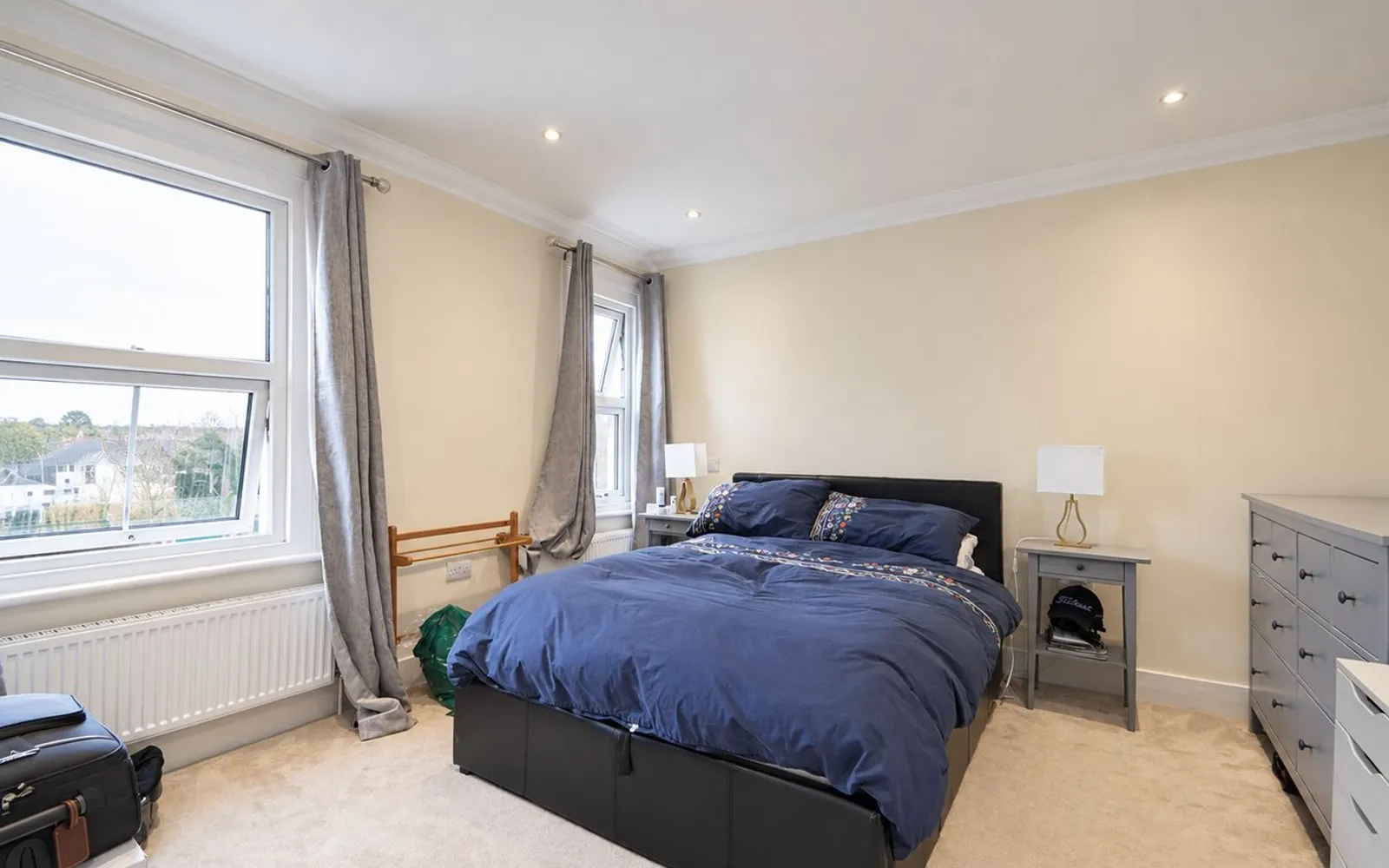 Flat Elmgrove Road in Elmbridge