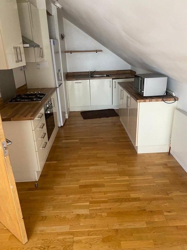 Room Brook Avenue in Greater London