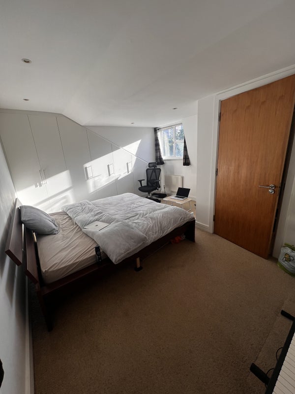 Room Brook Avenue in Greater London