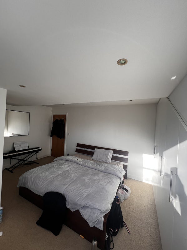 Room Brook Avenue in Greater London