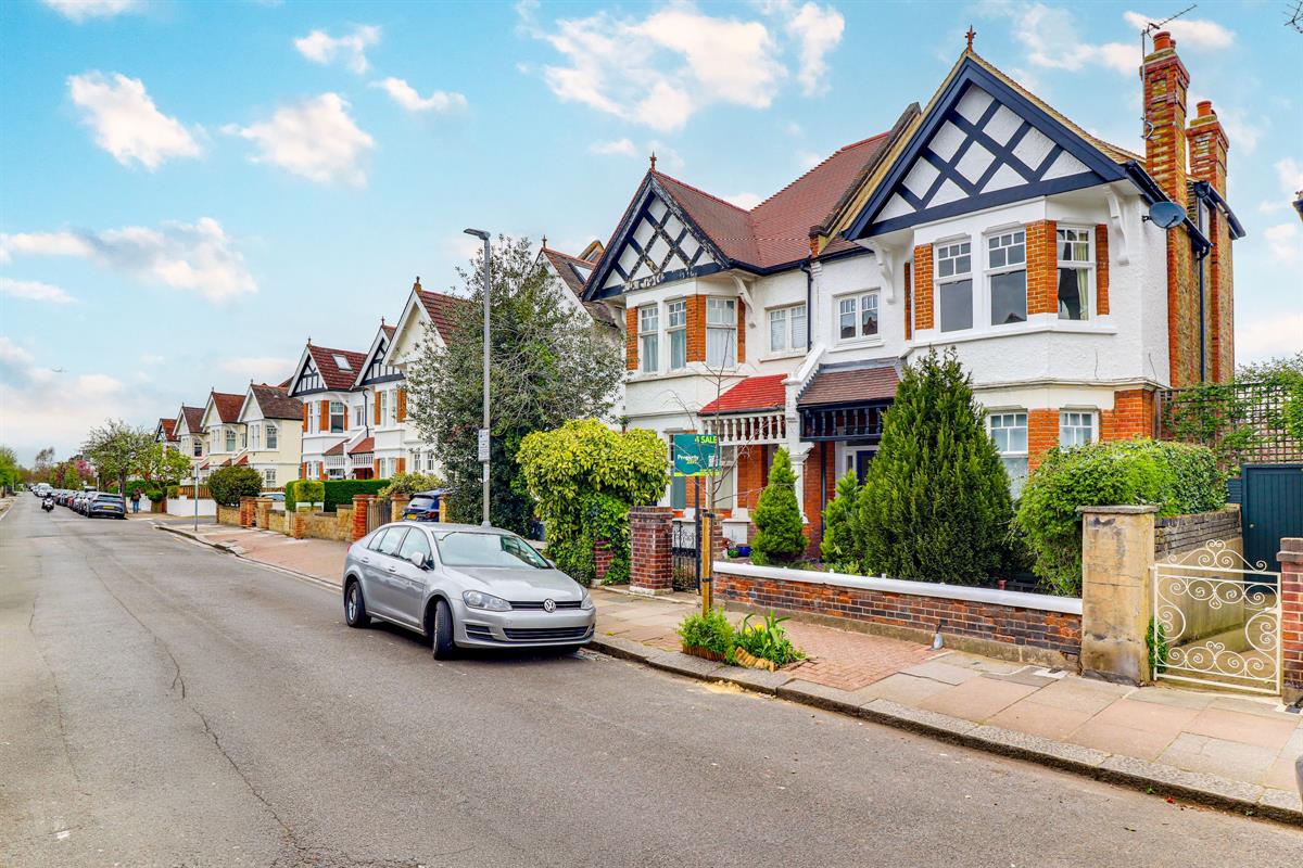 Flat Clarendon Drive in Greater London