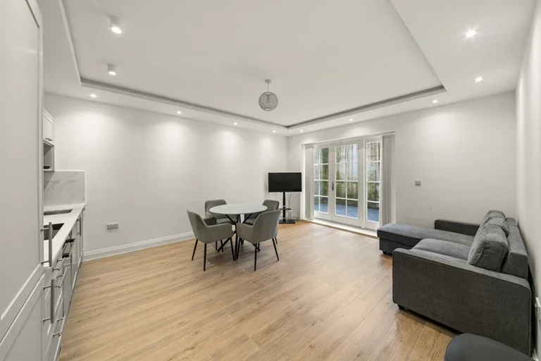 Flat Uxbridge Road in Greater London