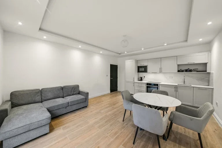 Flat Uxbridge Road in Greater London