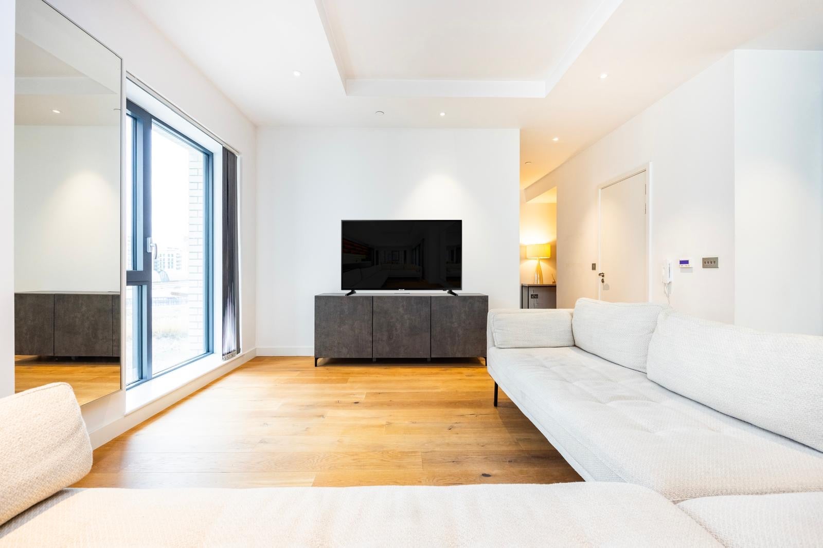 Flat Botanic Square in Greater London