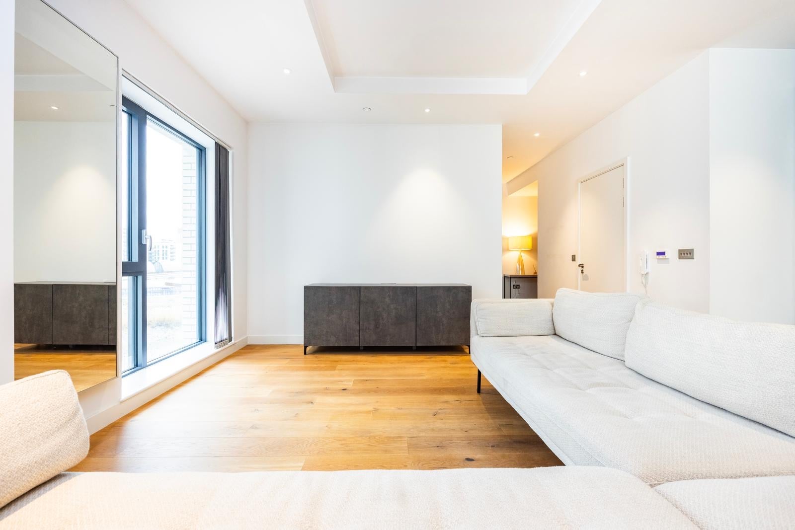 Flat Botanic Square in Greater London