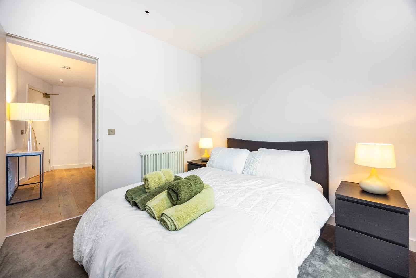 Flat Botanic Square in Greater London