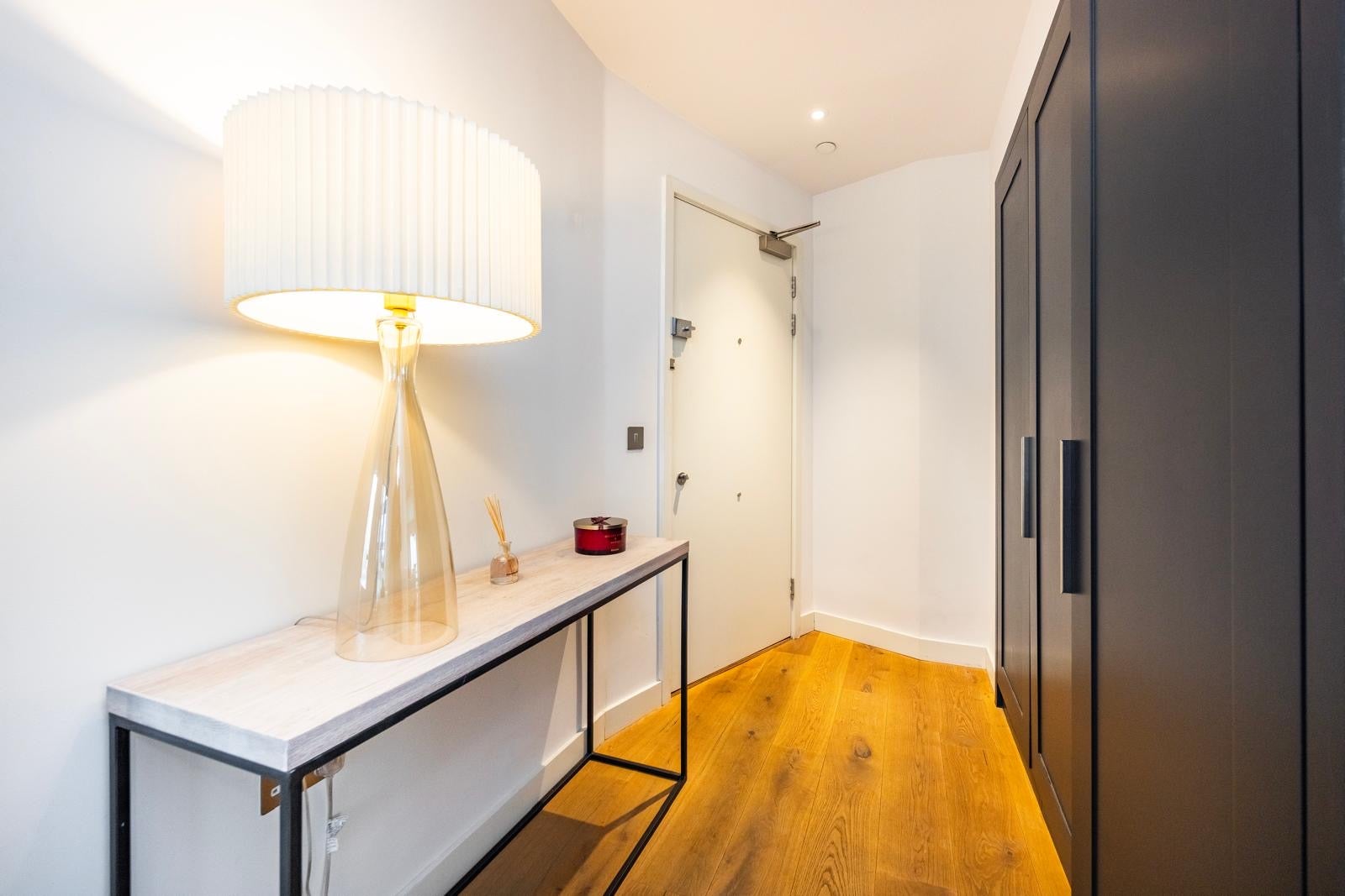 Flat Botanic Square in Greater London