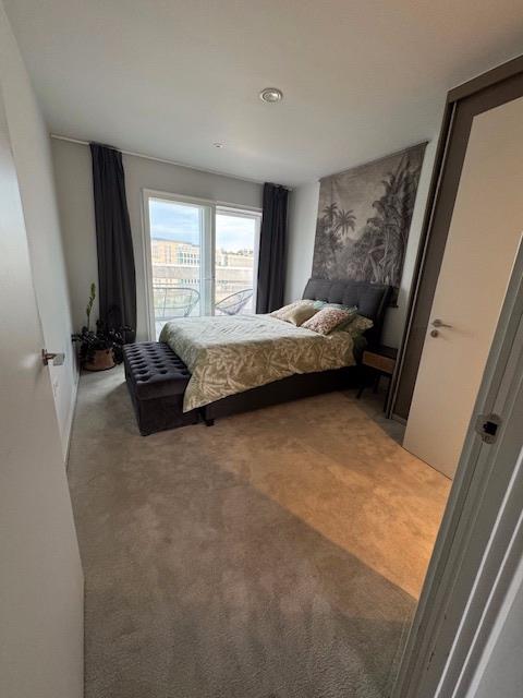 Flat Broadfield Lane in Greater London