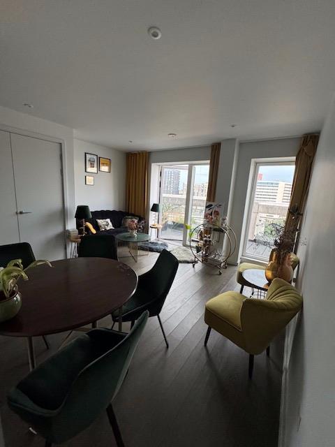Flat Broadfield Lane in Greater London