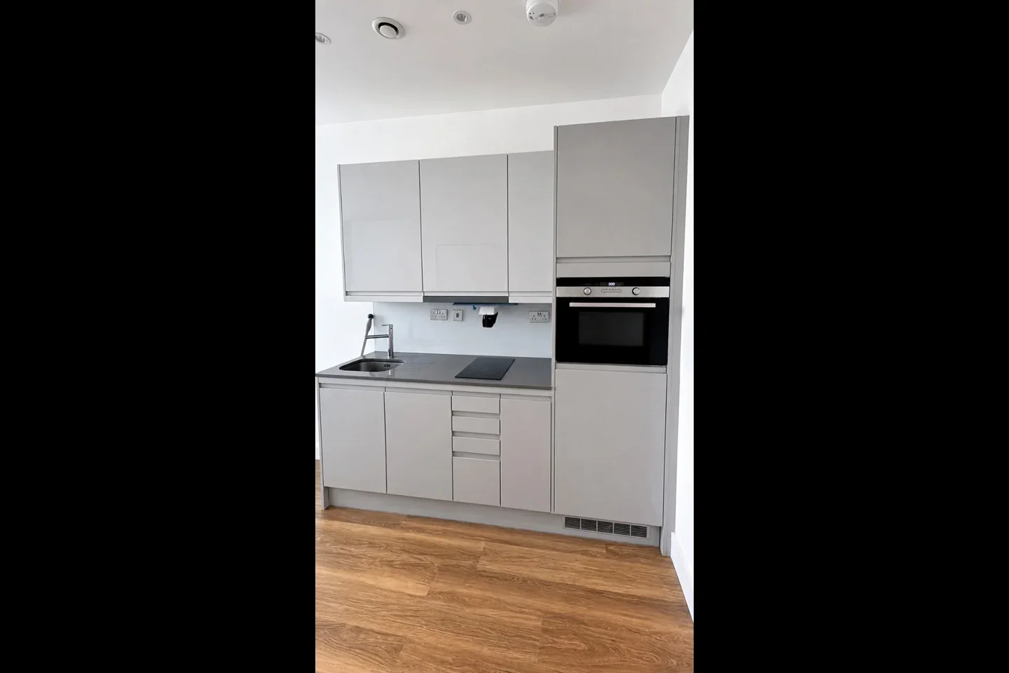 Flat Hayling Close in Slough