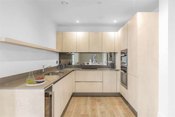 Flat Mortlake High Street in Greater London