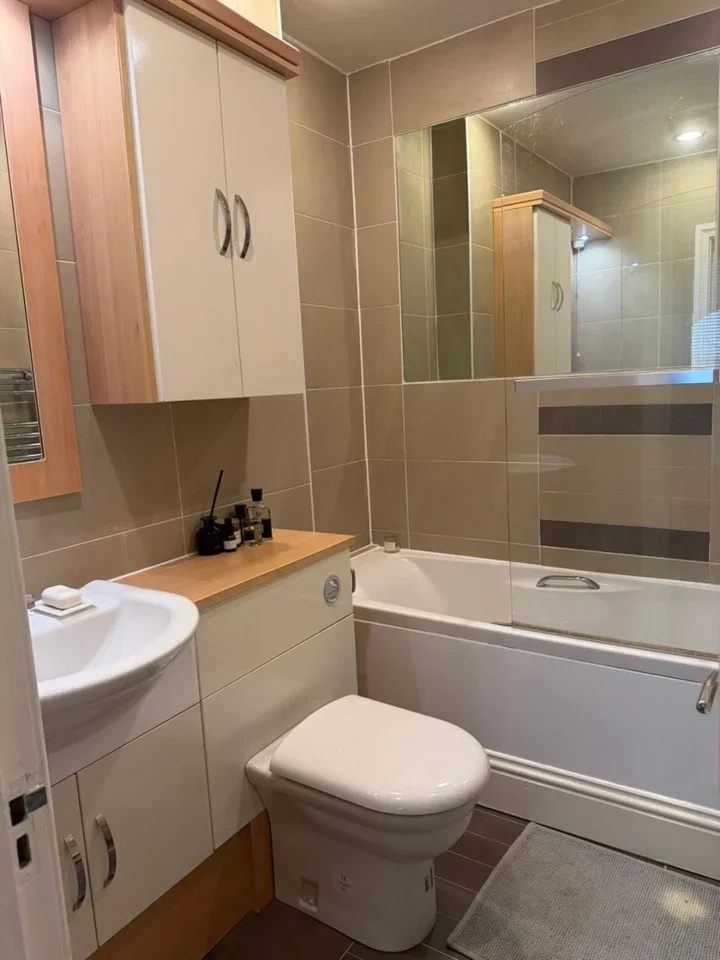 Room Courtfield Road in Greater London
