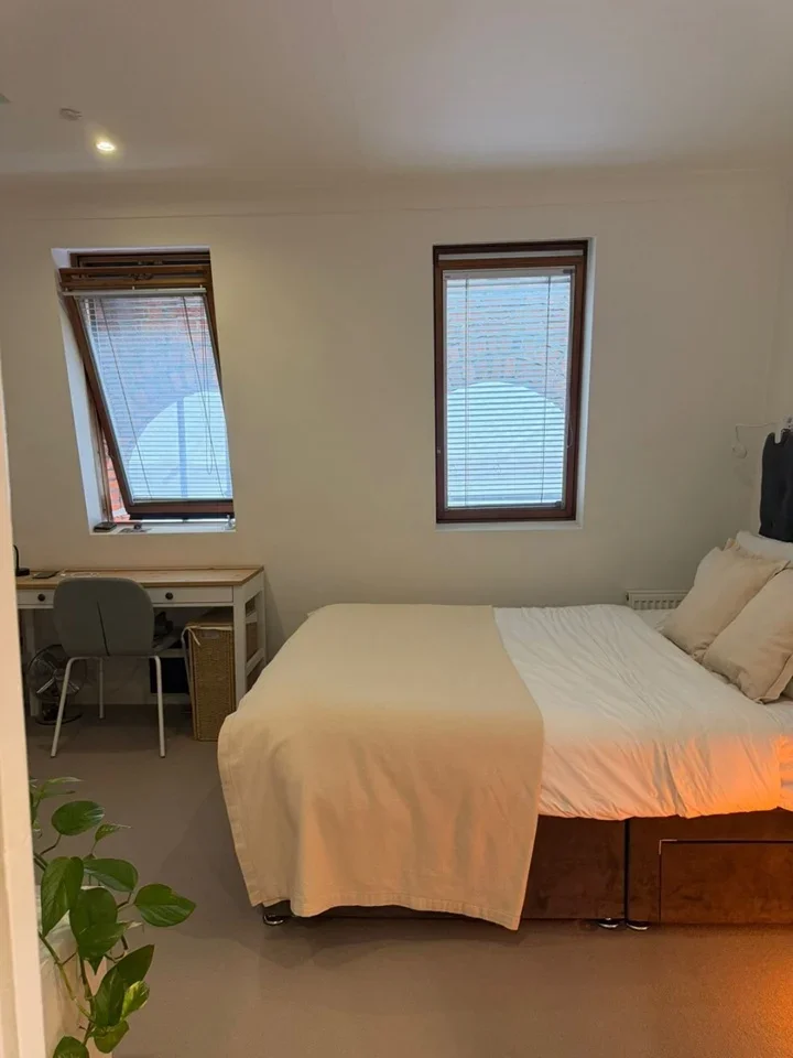 Room Courtfield Road in Greater London