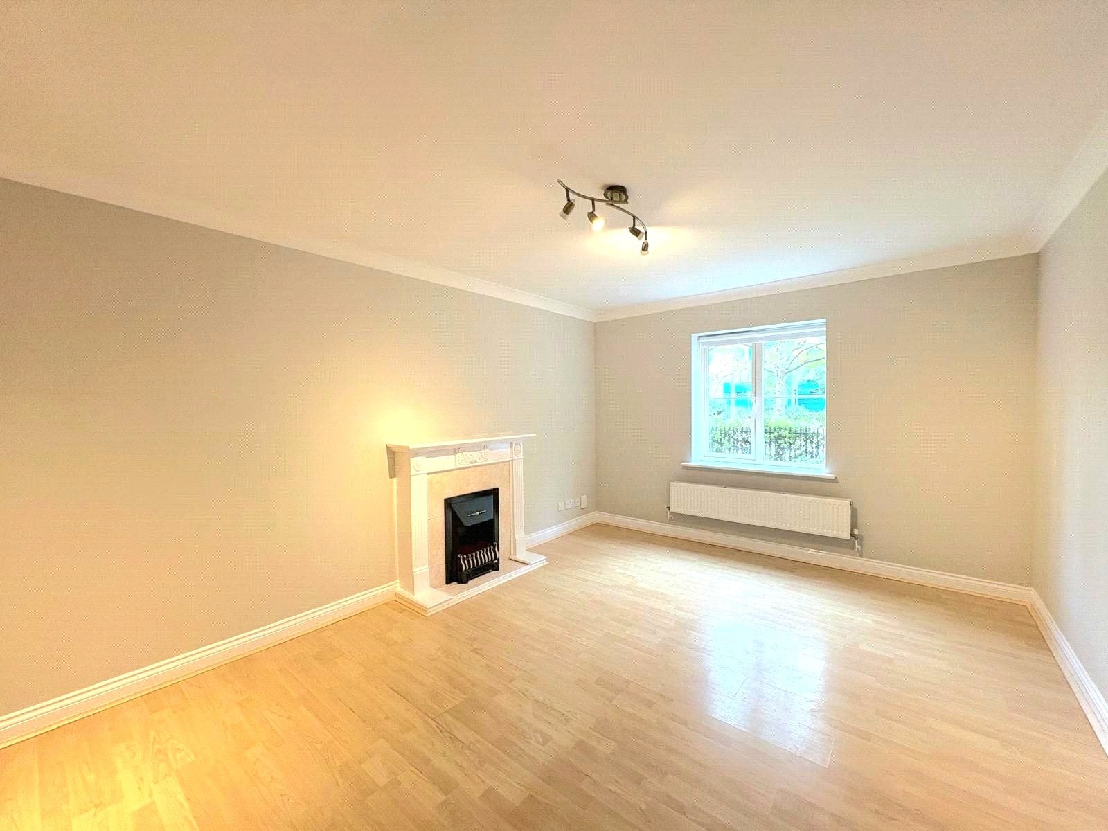 Flat Victoria Way in Woking