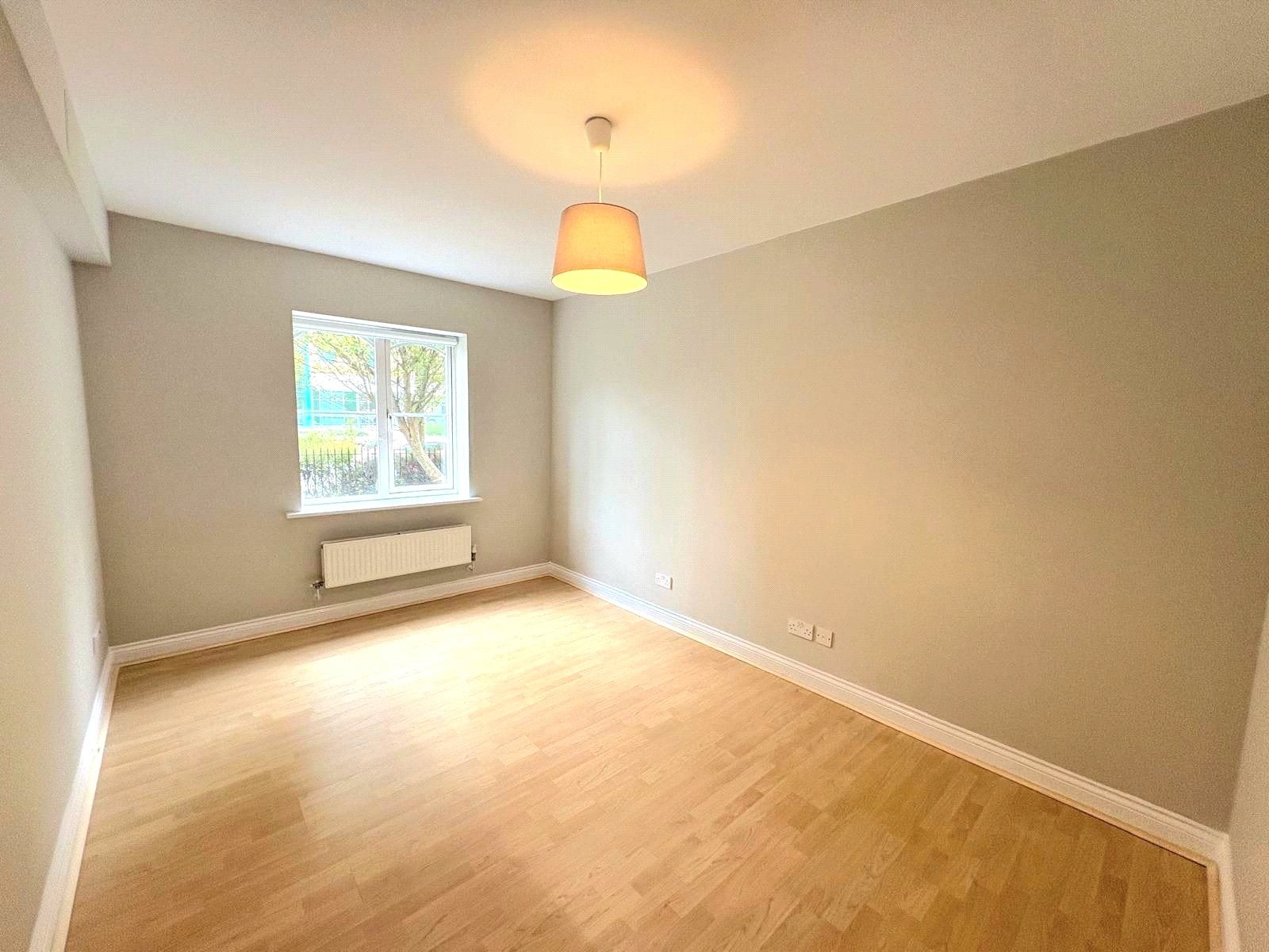 Flat Victoria Way in Woking