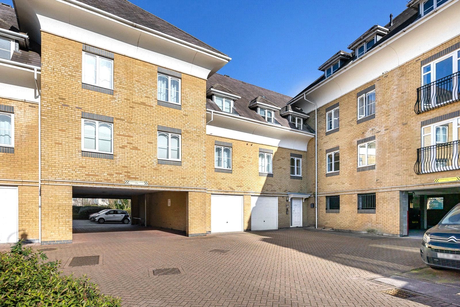 Flat Victoria Way in Woking