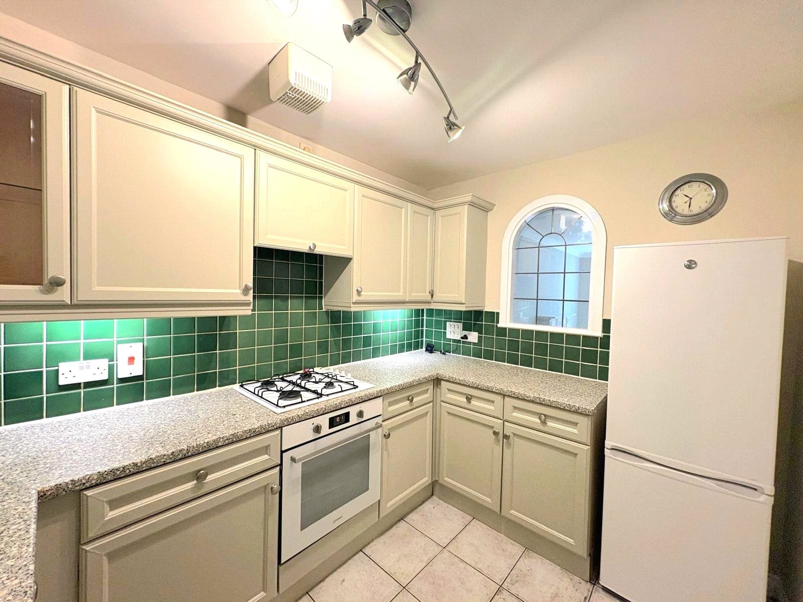 Flat Victoria Way in Woking