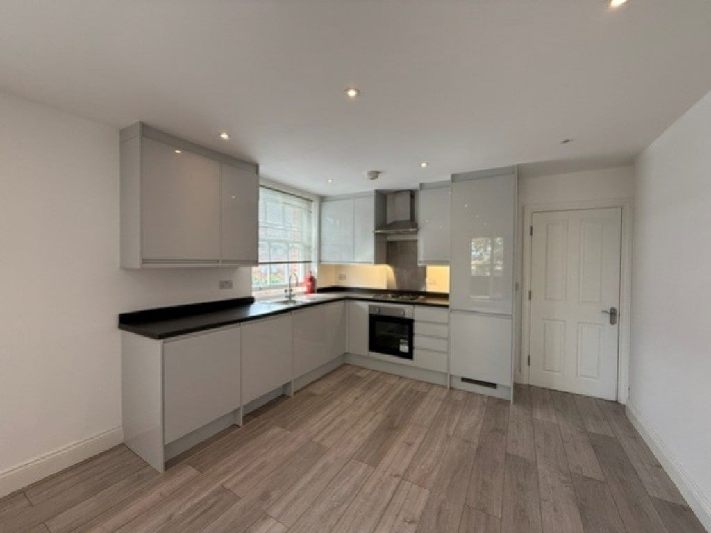 Flat Rosslyn Crescent in Greater London