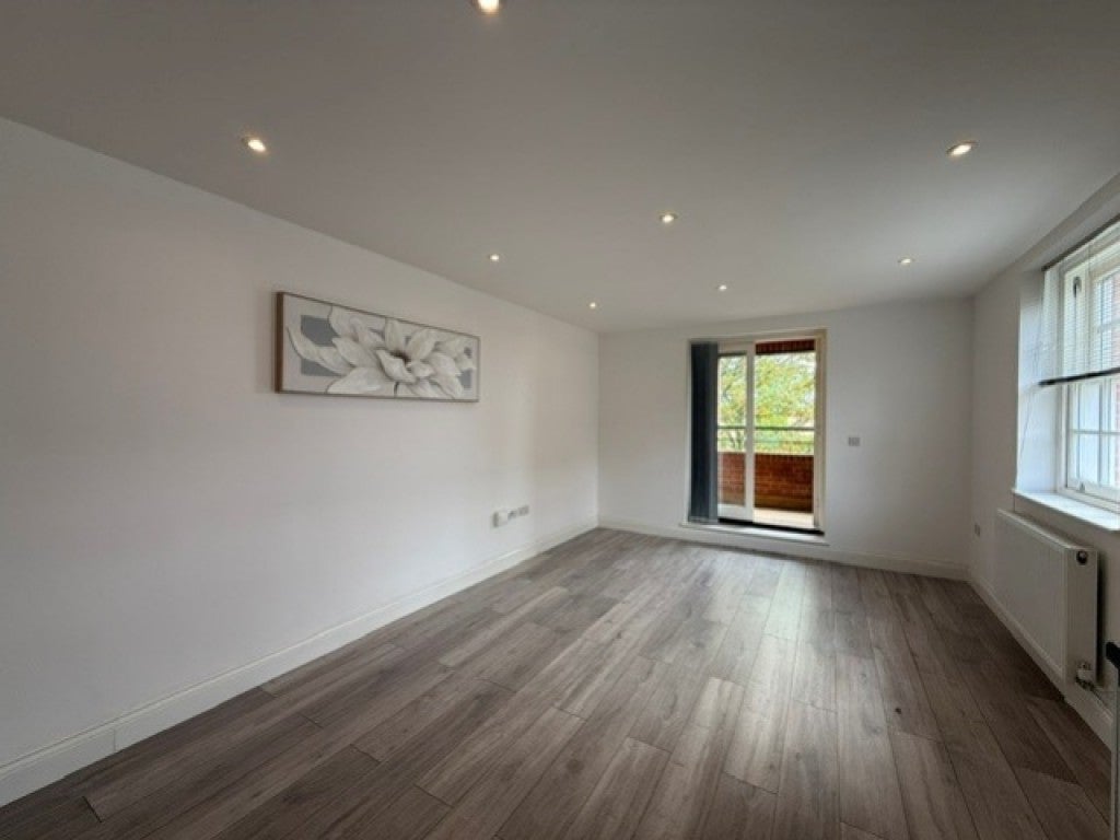 Flat Rosslyn Crescent in Greater London
